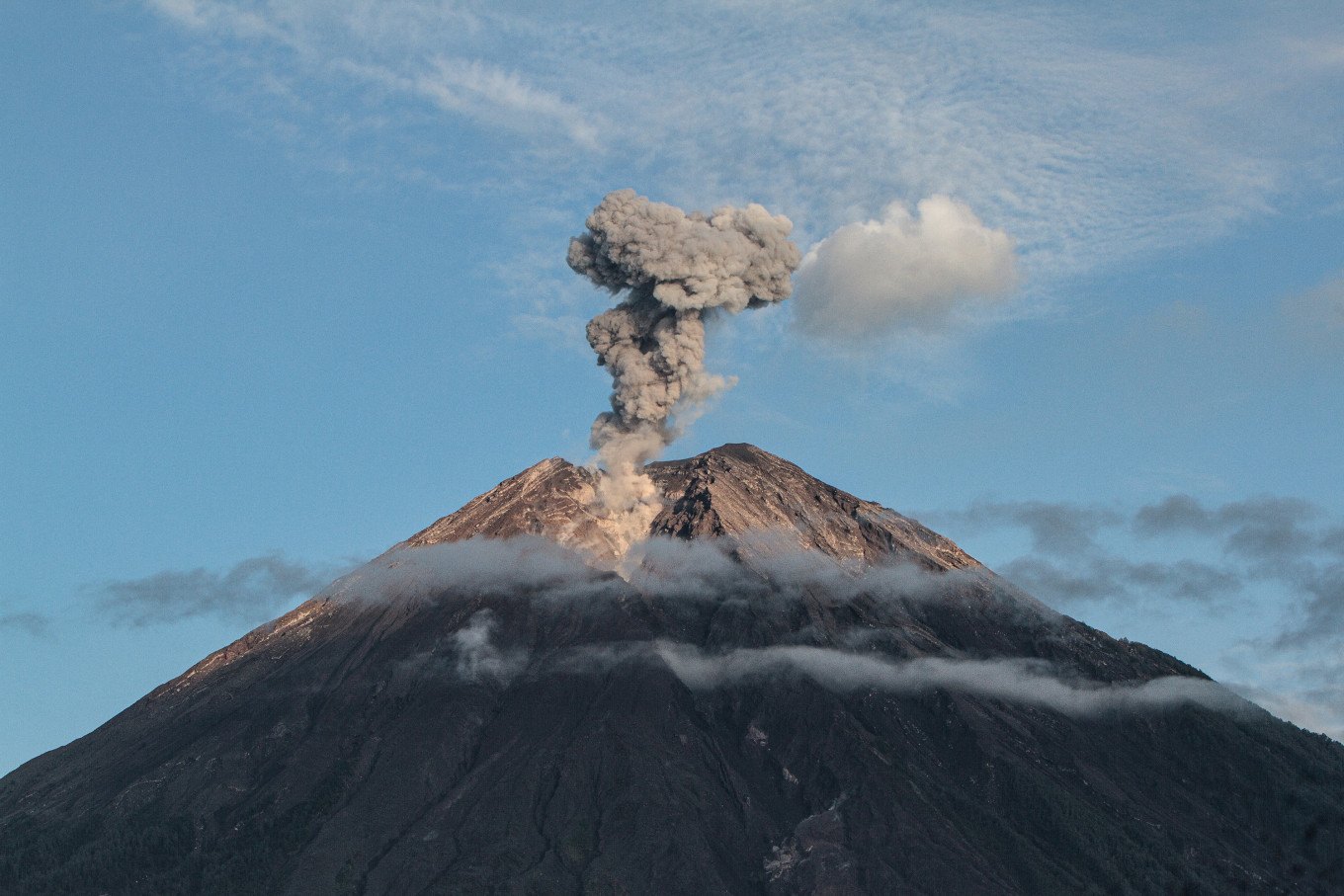 Der Semeru ist seit 1967 nahezu ununterbrochen aktiv – deshalb bleibt sein Gipfel gesperrt.