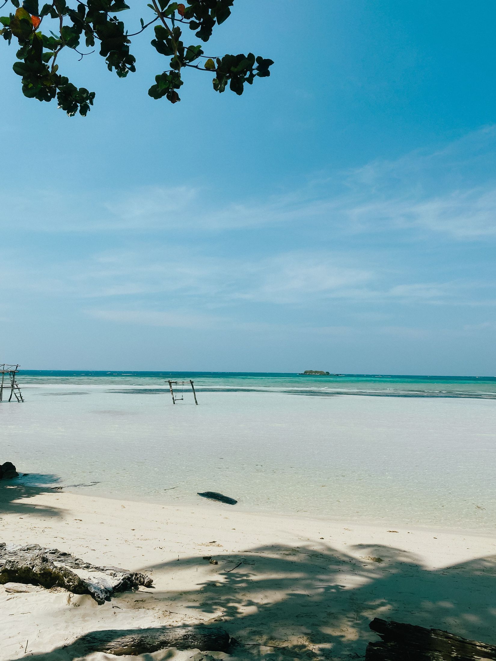 Una playa de arena blanca y aguas claras y poco profundas en Karimunjawa