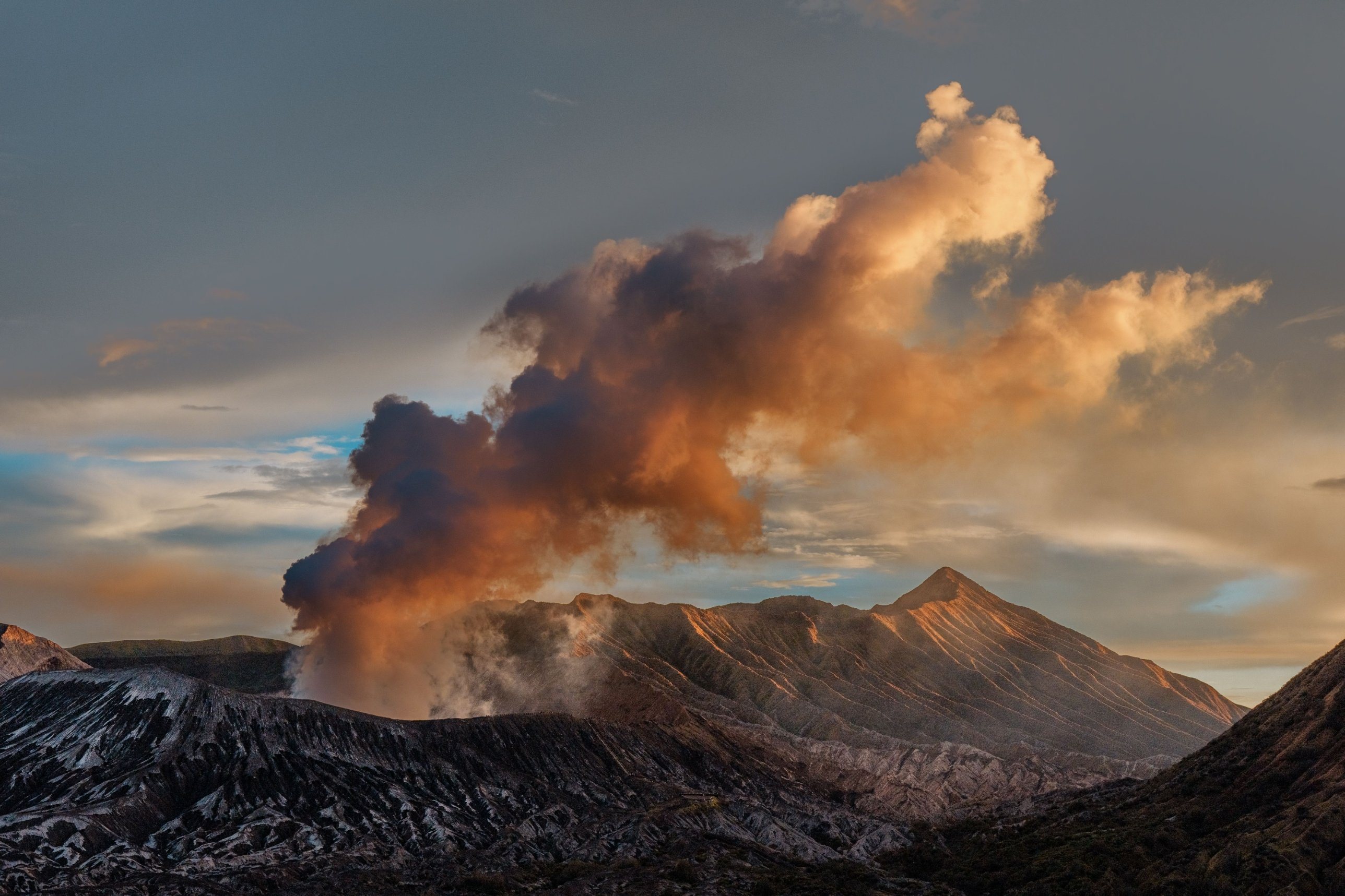砂の海の上で噴気を上げる Bromo 山の火口